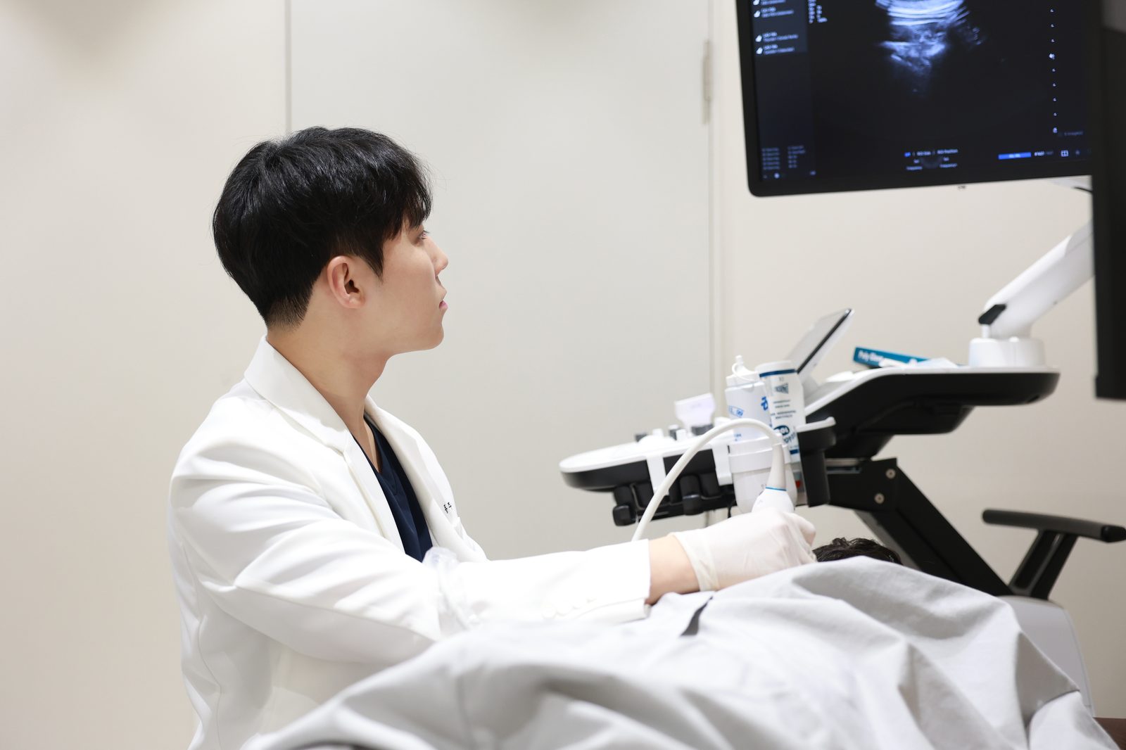 초음파 유도하 NB약침 시술 장면
